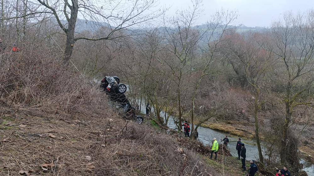 Otomobil çaya uçtu! Cesedi 50 metre ileride bulundu 1